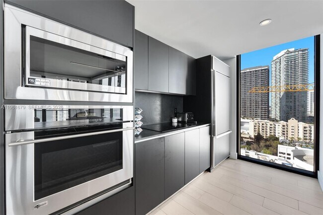 Building Photo - 460 NE 28th St