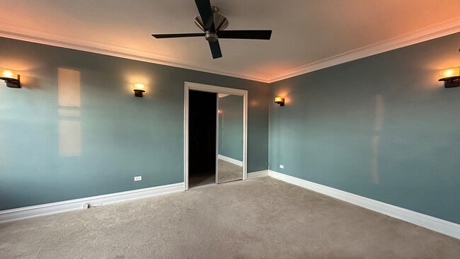 Building Photo - 1205 W Sherwin Ave