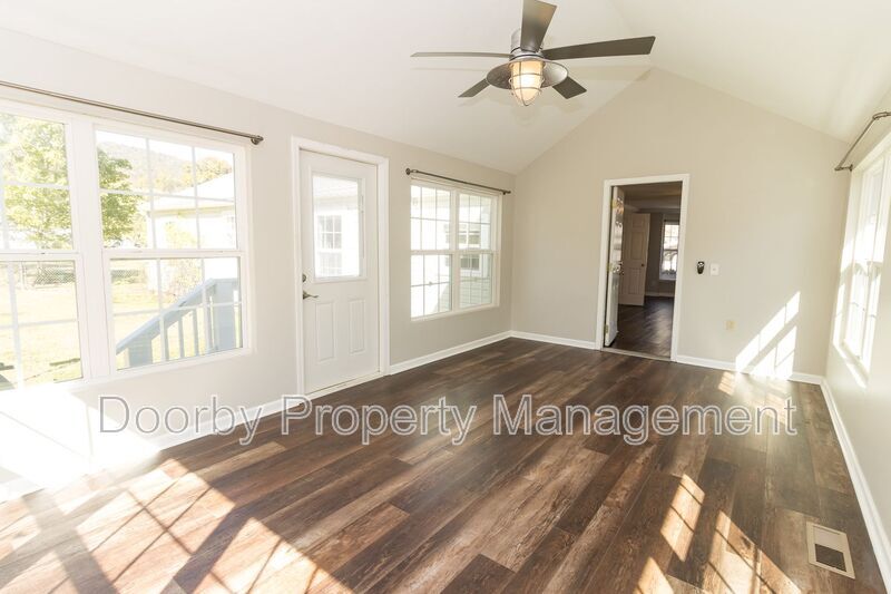 Building Photo - 3308 Center St