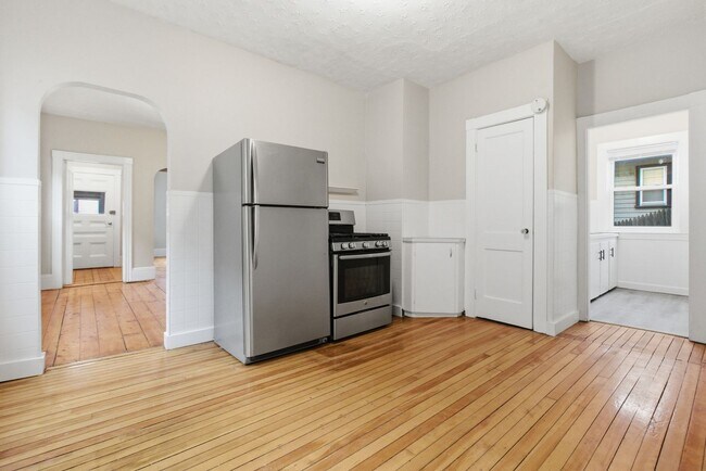 Building Photo - 35 Oakland St