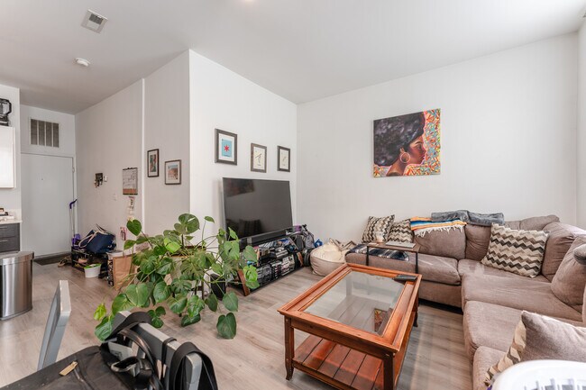 Building Photo - 2022 S Throop St