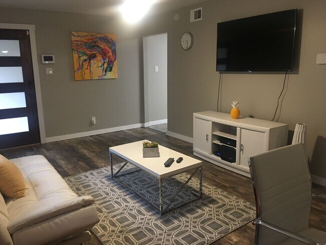 Building Photo - DSP-600 N East Duplex