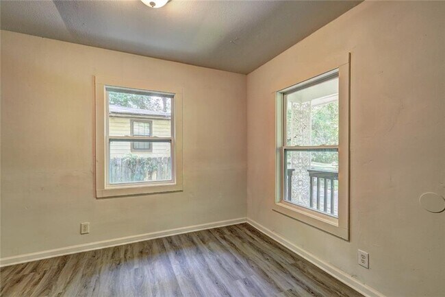 Building Photo - 1208 4th Ave W