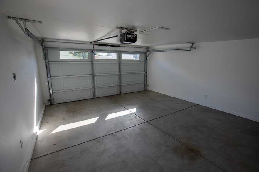 Large garage with 220 EV plug - 923 N Avenue 56