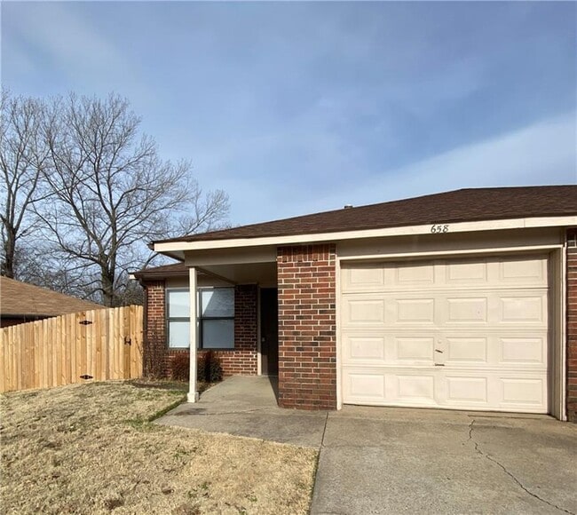 Primary Photo - 658 W Martha Dr