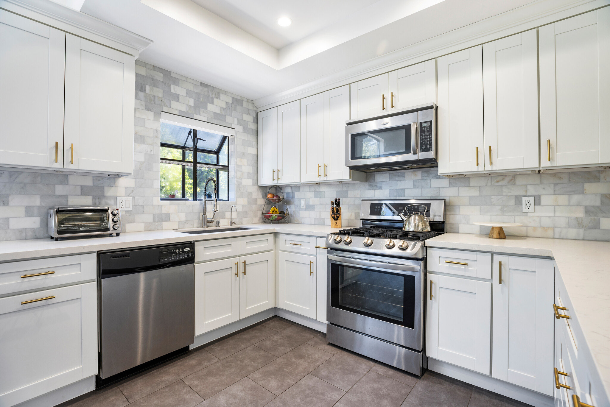 Building Photo - 2560 S Centinela Ave