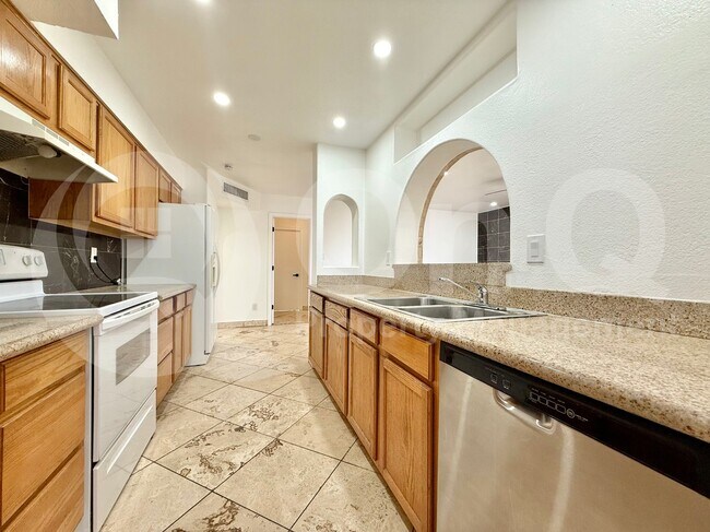 Building Photo - 3006 S Dromedary Dr
