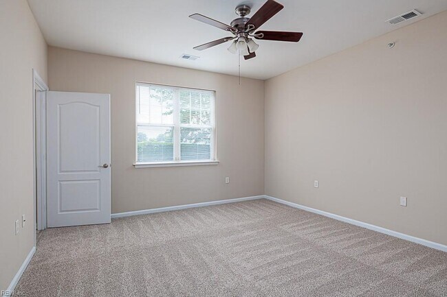 Building Photo - 5300 Warminster Dr