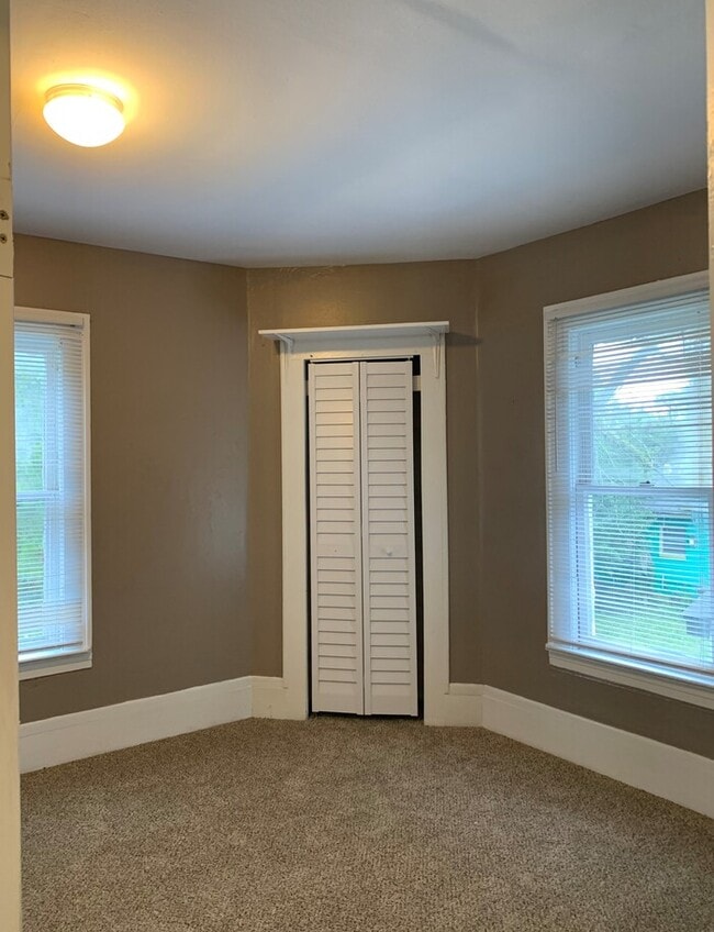 Building Photo - Spacious 4 Bedroom, 2 Bath Two-Story Home