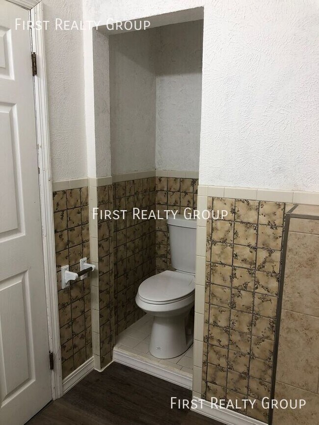 Building Photo - 330 Verona Rd