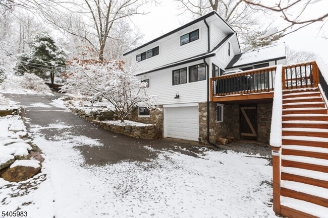 Building Photo - 377 Lakeside Rd