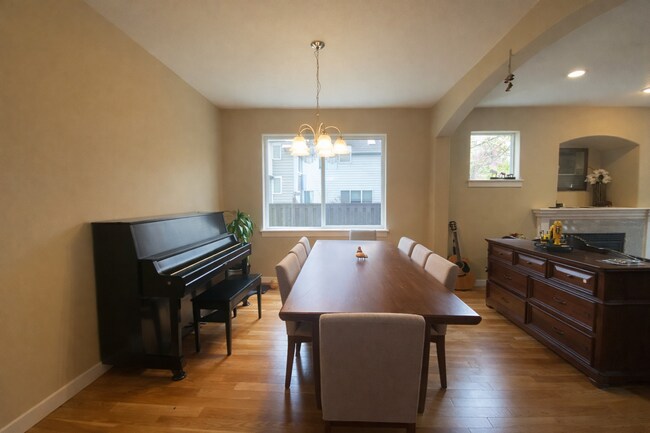 Building Photo - Expansive Orenco Home with 5 Bedrooms, Bonus Room & 3 Full Baths