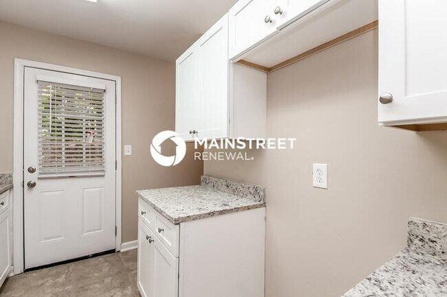 Building Photo - 3 Bedroom Pet-Friendly Home in Forest Park...
