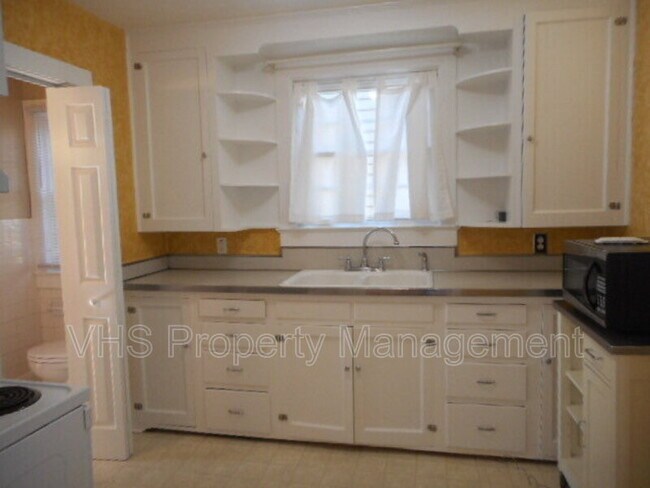 Building Photo - 815 Bright St