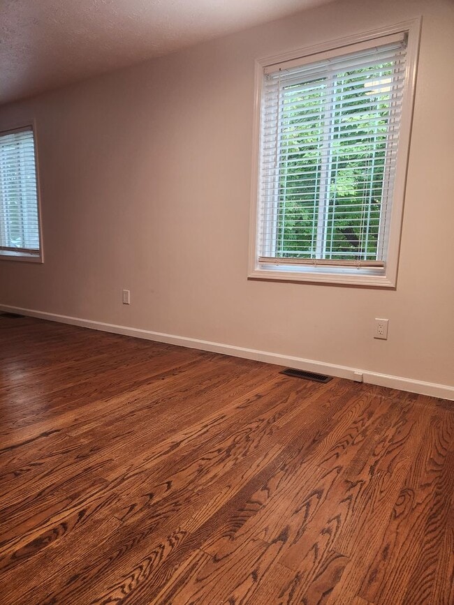 Building Photo - For Rent – Beautiful 3-Bedroom Split-Level...