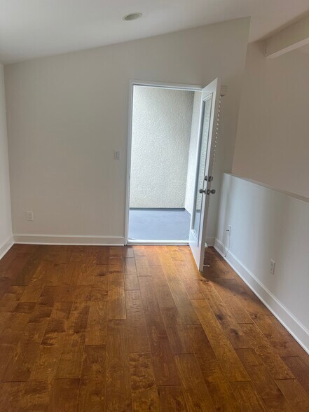 Building Photo - 14907 Moorpark St