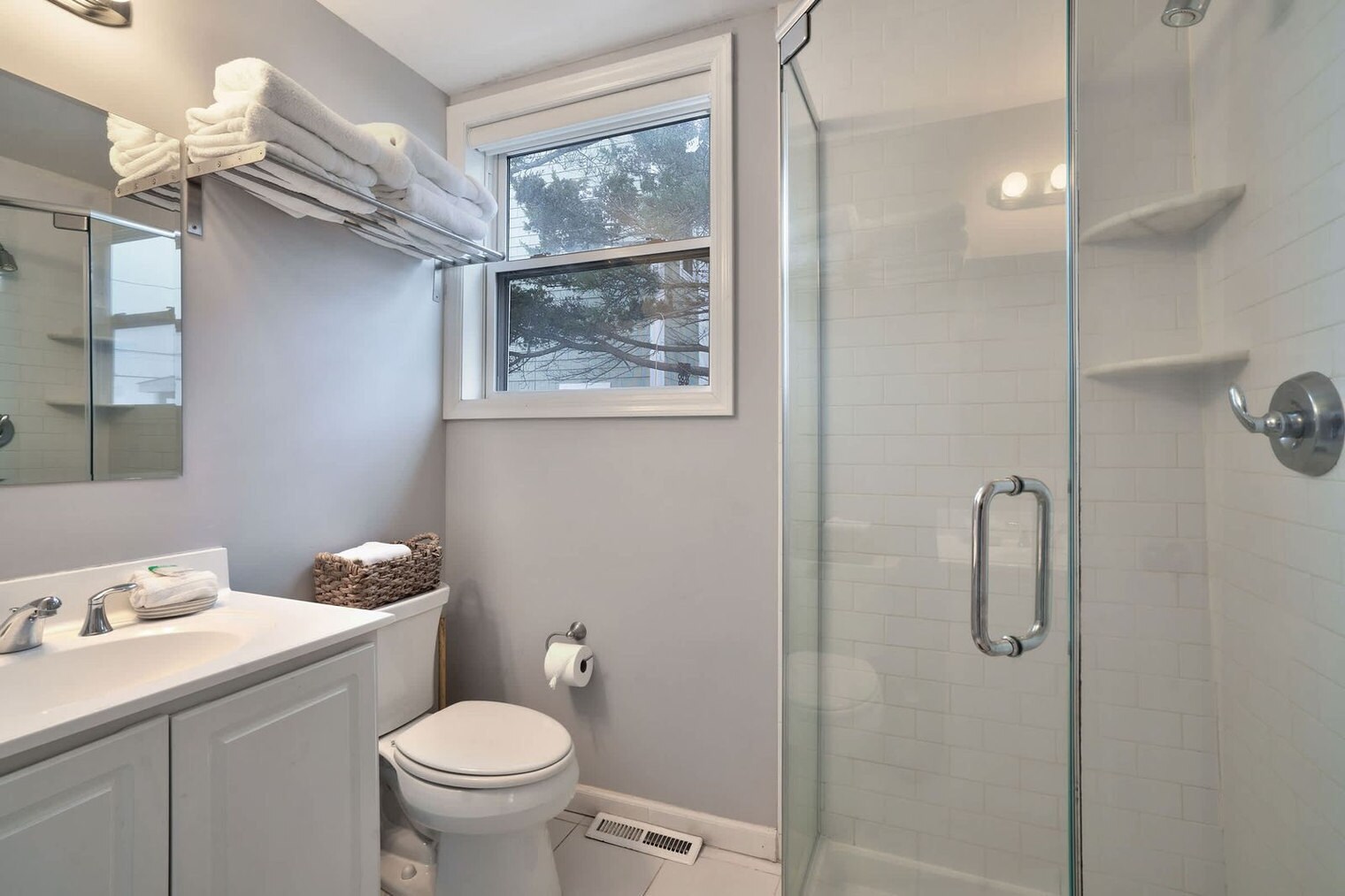 Building Photo - 184 Creek Rd