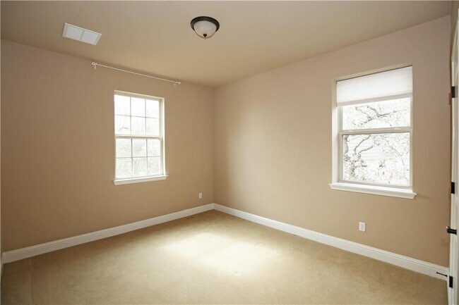 Building Photo - 400 Cheyenne Ln
