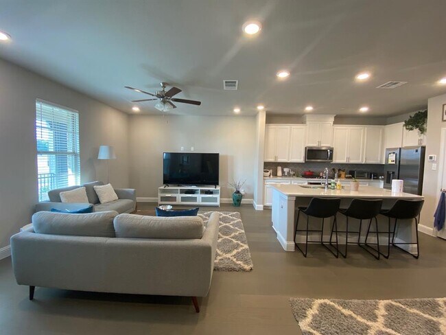 Building Photo - 2008 Naples Dr