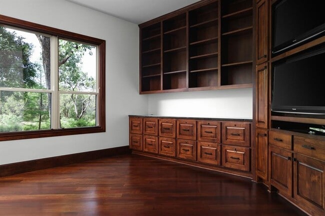 Building Photo - 506 Konstanty Cir