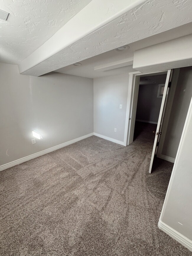 Building Photo - 3550 E 109 N