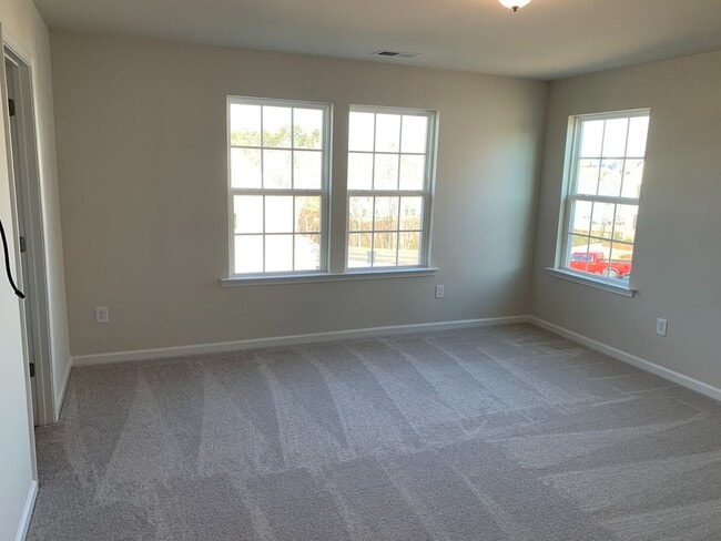 Building Photo - Resort life for your family in the Palisades!