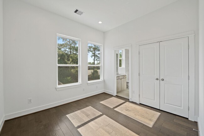 Building Photo - 594 Janisch Rd