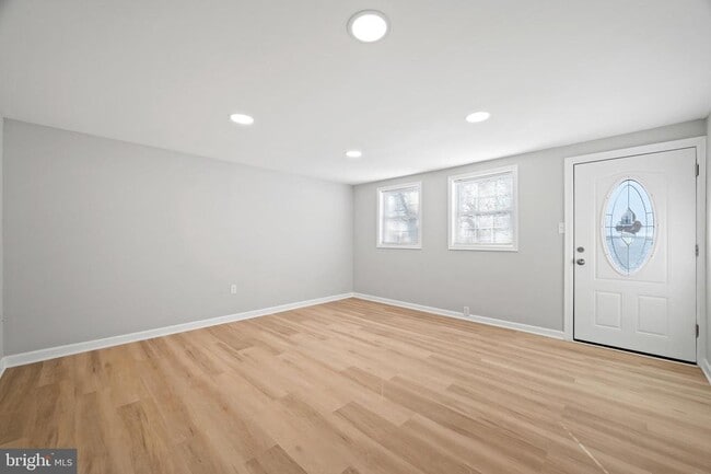 Building Photo - 817 5th St