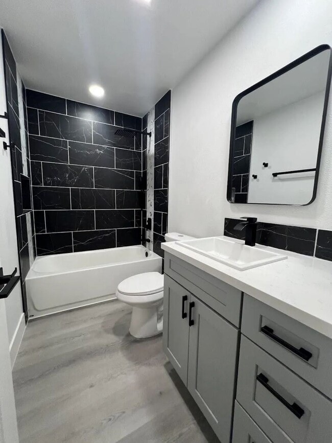 Guest Bath - 657 W Parlier Ave