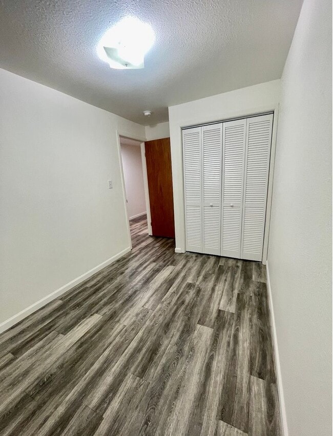 Building Photo - Fantastic 4 bedroom home on a large lot with a fenced in back yard in Eagle River! Available now