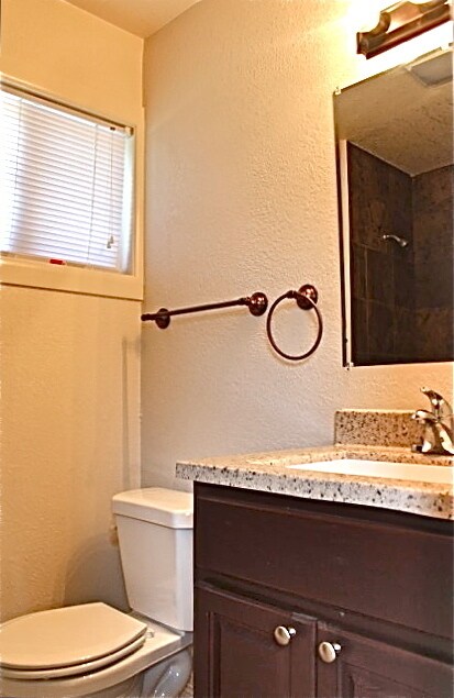 Building Photo - Location & Curb Appeal! 3 Bdr, 2 Full Bath...