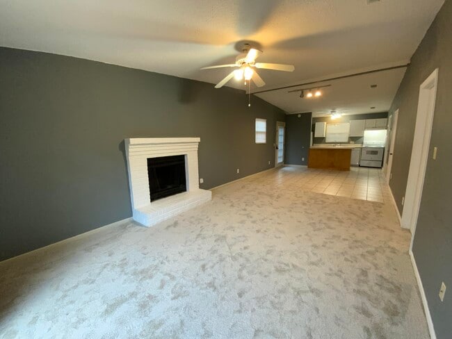 Building Photo - 223 Indian Oaks Dr