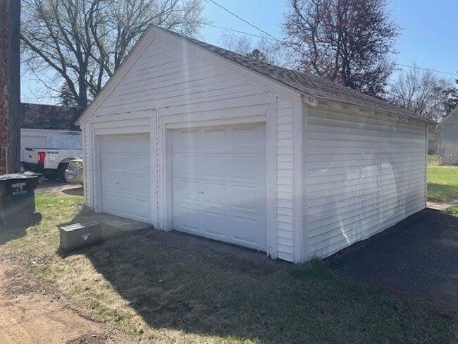 Building Photo - Cozy 2 Bedroom 1 Bath With Detached Double Garage