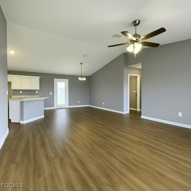 Building Photo - 2948 SW 6th Ave