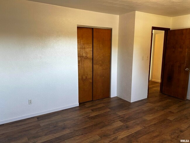 Building Photo - 1107 Eisenhower Dr