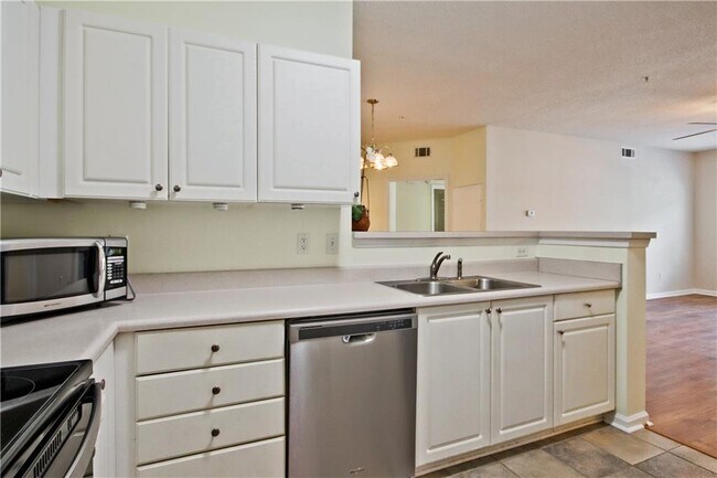 Building Photo - 8102 Woodland Ln