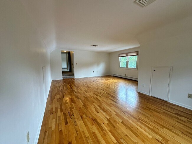 Building Photo - Four Bedroom Two and a Half Bath home avai...