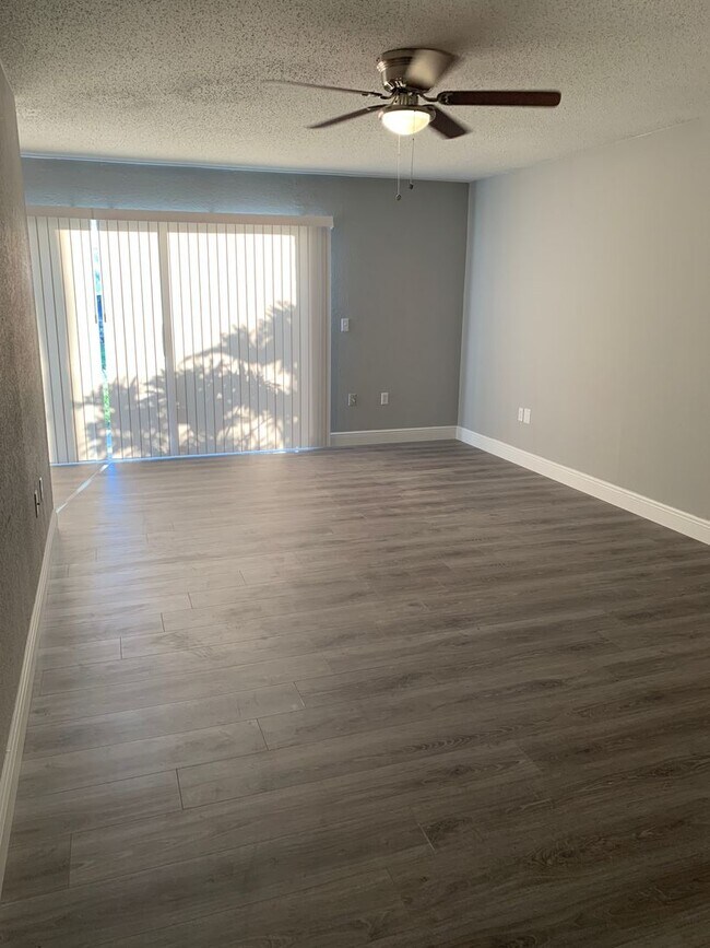 Building Photo - FOR RENT!!! SPACIOUS 3 BEDROOM 2 BATHROOM ...