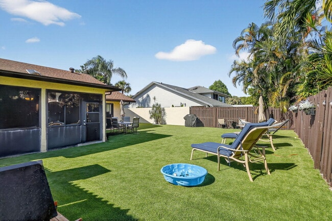 Building Photo - 235 SW 29th Ave