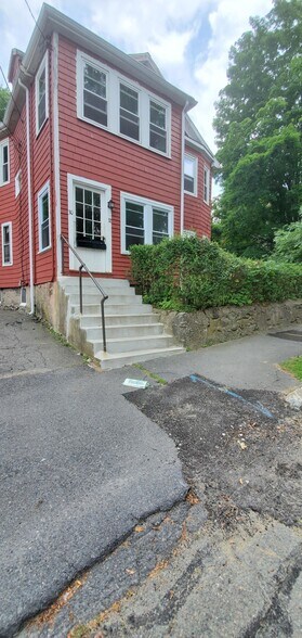 Building Photo - 28 Hale St