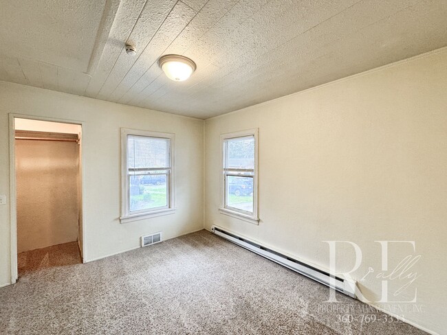 Building Photo - 1215 Evans Ave W