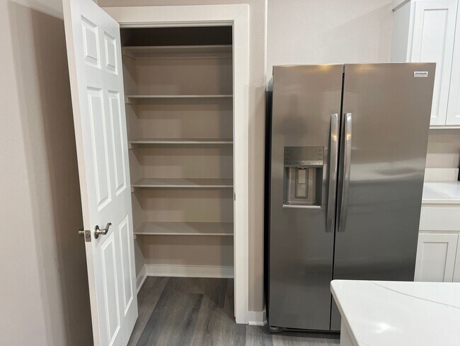 Building Photo - 923 Callie Ave