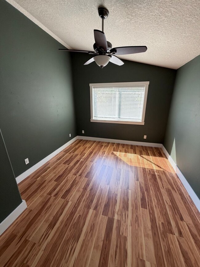 Building Photo - Cozy Two Bedroom Home Tucked Away in Newberg