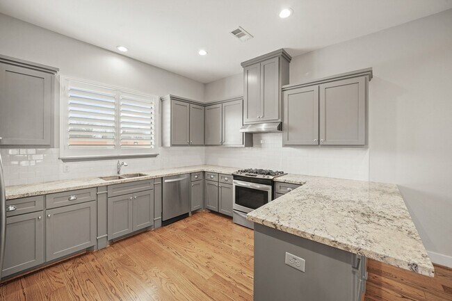Building Photo - 2547 S Calumet St