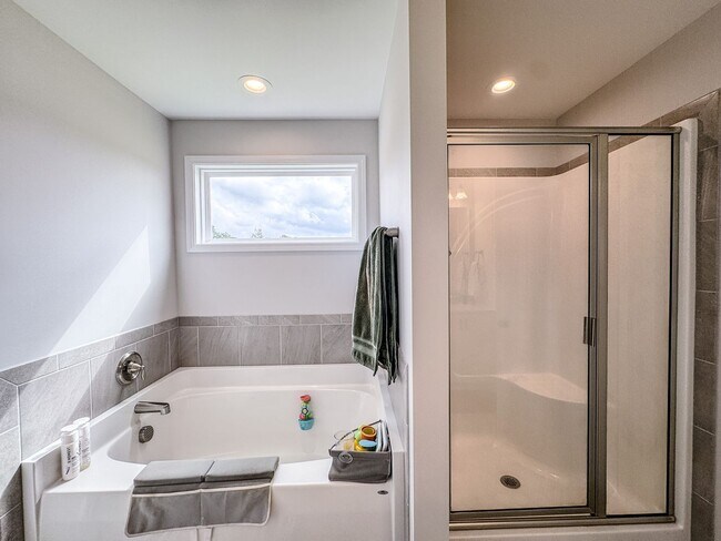 Building Photo - Stunning 4 Bed Home with Fenced Backyard
