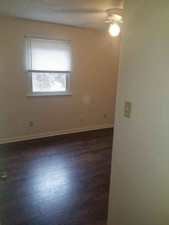 Building Photo - 3- Bedroom & 1- Bath