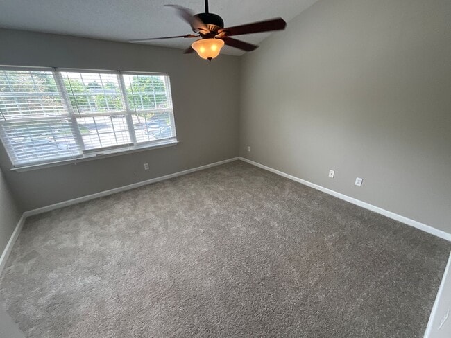 Building Photo - Charming Townhome in Greensboro