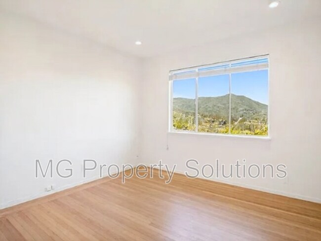 Building Photo - 974 Vernal Ave