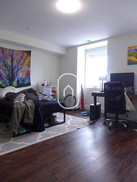 Building Photo - 8 Newcomb St