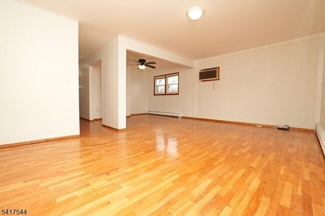 Building Photo - 9 Davey St